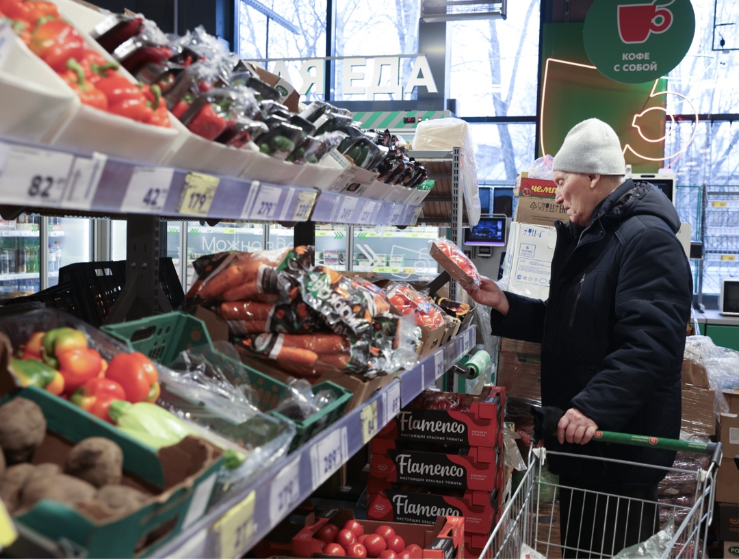 В июле крупные торговые сети зафиксировали значительное снижение цен на овощи борщевого набора социальной категории: картофель «первой цены» подешевел на…