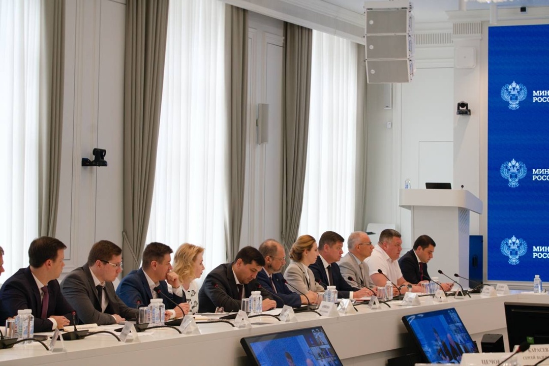 На еженедельном оперативном совещании Министр строительства и ЖКХ РФ Ирек Файзуллин вручил государственные и ведомственные награды ко Дню строителя