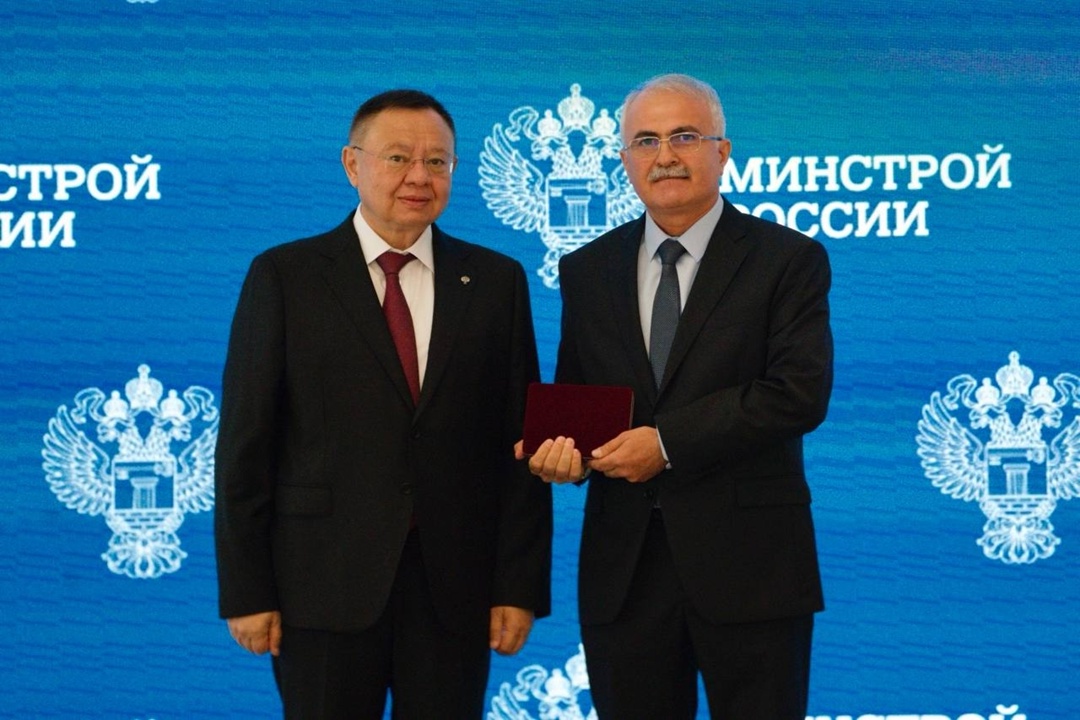 На еженедельном оперативном совещании Министр строительства и ЖКХ РФ Ирек Файзуллин вручил государственные и ведомственные награды ко Дню строителя