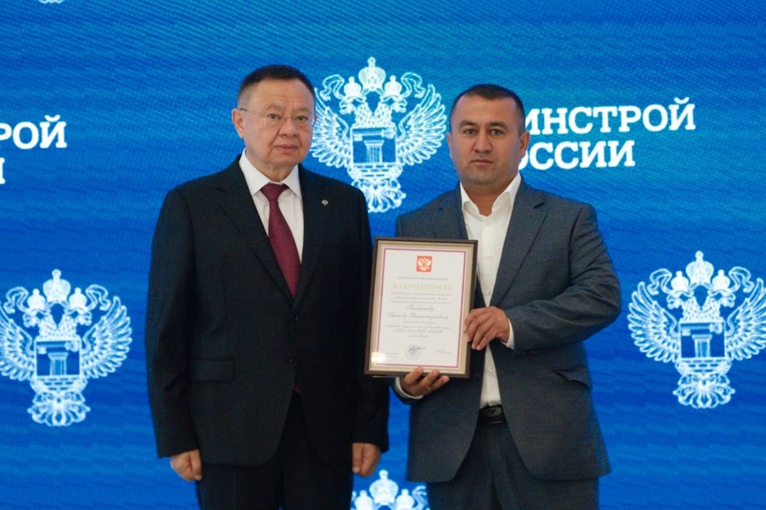 На еженедельном оперативном совещании Министр строительства и ЖКХ РФ Ирек Файзуллин вручил государственные и ведомственные награды ко Дню строителя