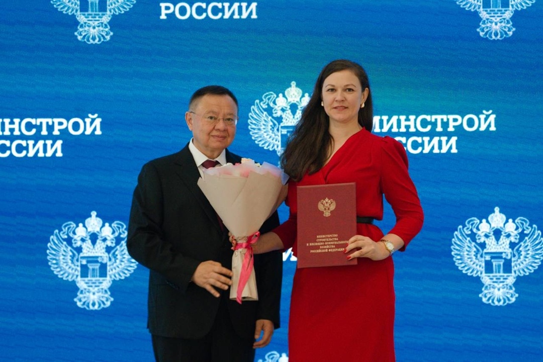 На еженедельном оперативном совещании Министр строительства и ЖКХ РФ Ирек Файзуллин вручил государственные и ведомственные награды ко Дню строителя