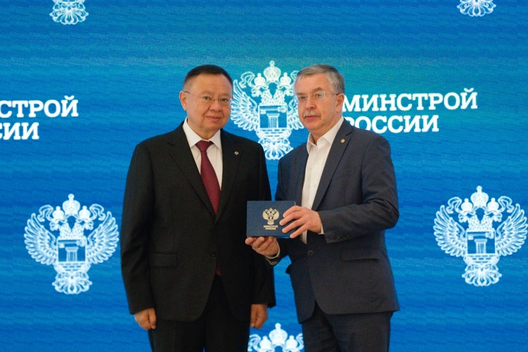 На еженедельном оперативном совещании Министр строительства и ЖКХ РФ Ирек Файзуллин вручил государственные и ведомственные награды ко Дню строителя