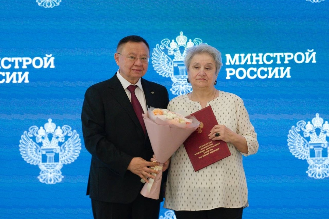 На еженедельном оперативном совещании Министр строительства и ЖКХ РФ Ирек Файзуллин вручил государственные и ведомственные награды ко Дню строителя
