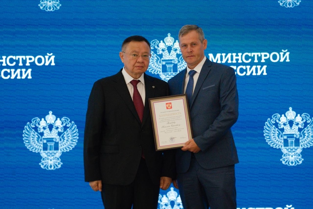 На еженедельном оперативном совещании Министр строительства и ЖКХ РФ Ирек Файзуллин вручил государственные и ведомственные награды ко Дню строителя