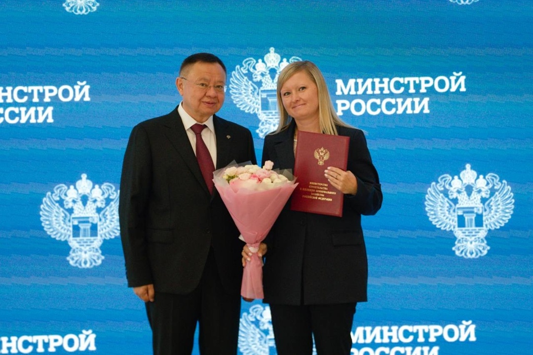 На еженедельном оперативном совещании Министр строительства и ЖКХ РФ Ирек Файзуллин вручил государственные и ведомственные награды ко Дню строителя