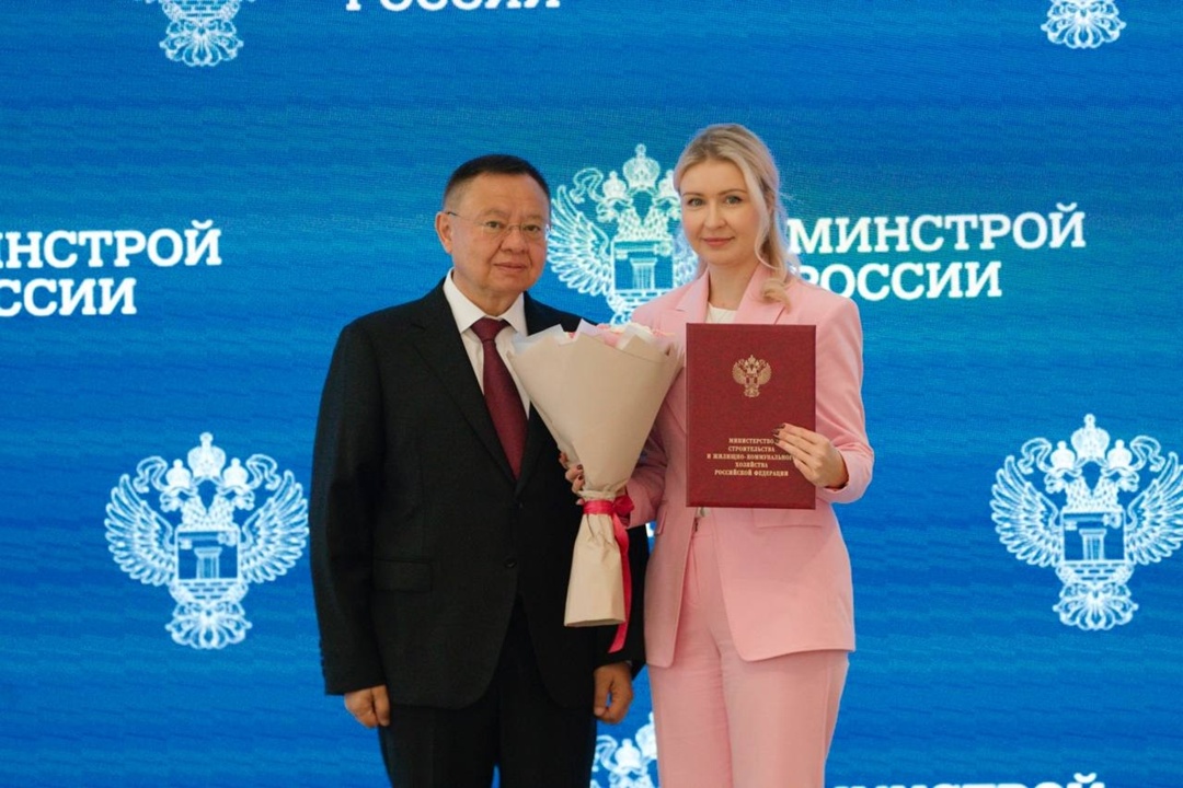 На еженедельном оперативном совещании Министр строительства и ЖКХ РФ Ирек Файзуллин вручил государственные и ведомственные награды ко Дню строителя