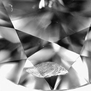 Трещины или разрывы, достигающие поверхности внутри алмазов, обычно называют перьями. Такого рода включения могут принимать сложные и необычные формы.