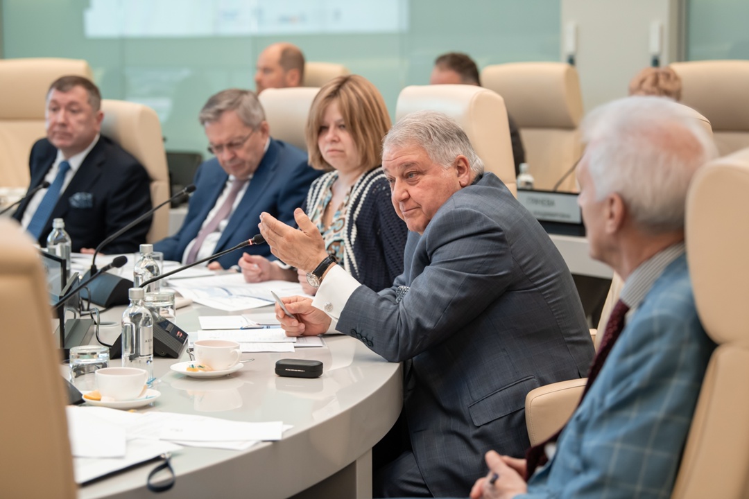 Дмитрий Чернышенко и Андрей Фурсенко провели заседание совета по реализации программы развития синхротронных и нейтронных исследований и исследовательской…