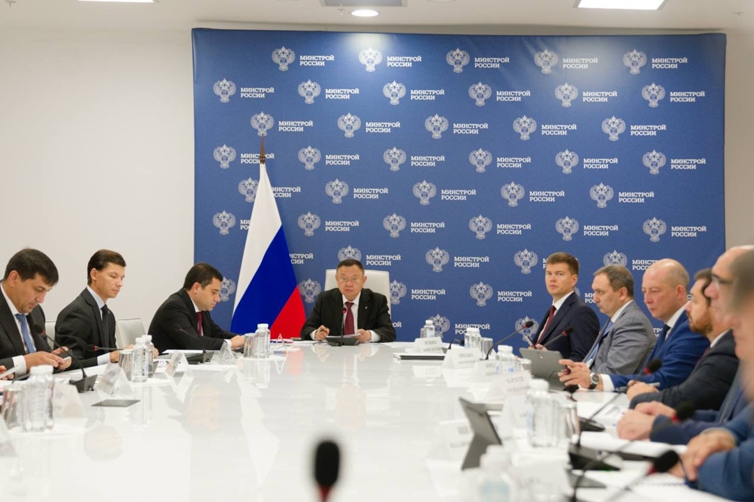 В Минстрое России под председательством Министра строительства и ЖКХ РФ Ирека Файзуллина прошло еженедельное совместное совещание с регионами и главными…