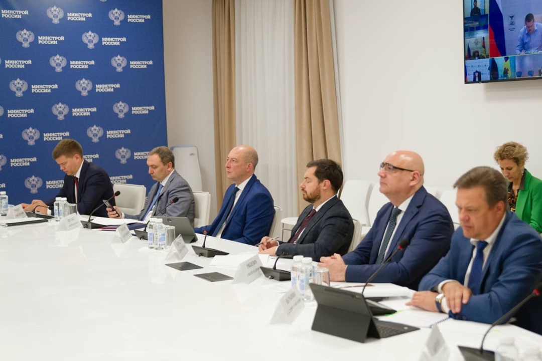 В Минстрое России под председательством Министра строительства и ЖКХ РФ Ирека Файзуллина прошло еженедельное совместное совещание с регионами и главными…