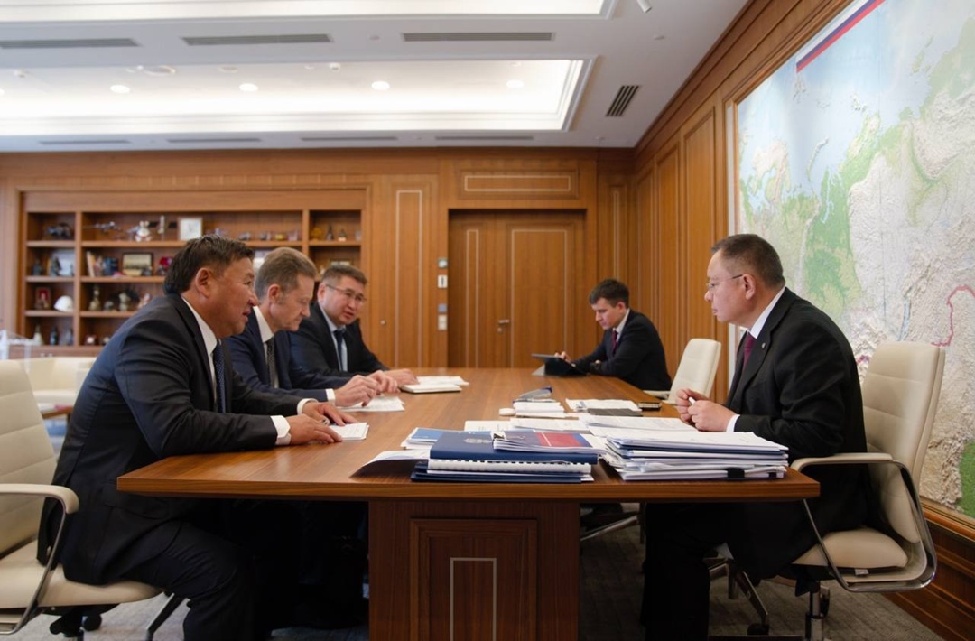 Министр строительства и ЖКХ РФ Ирек Файзуллин провел рабочую встречу с Главой Республики Тыва Владиславом Ховалыгом