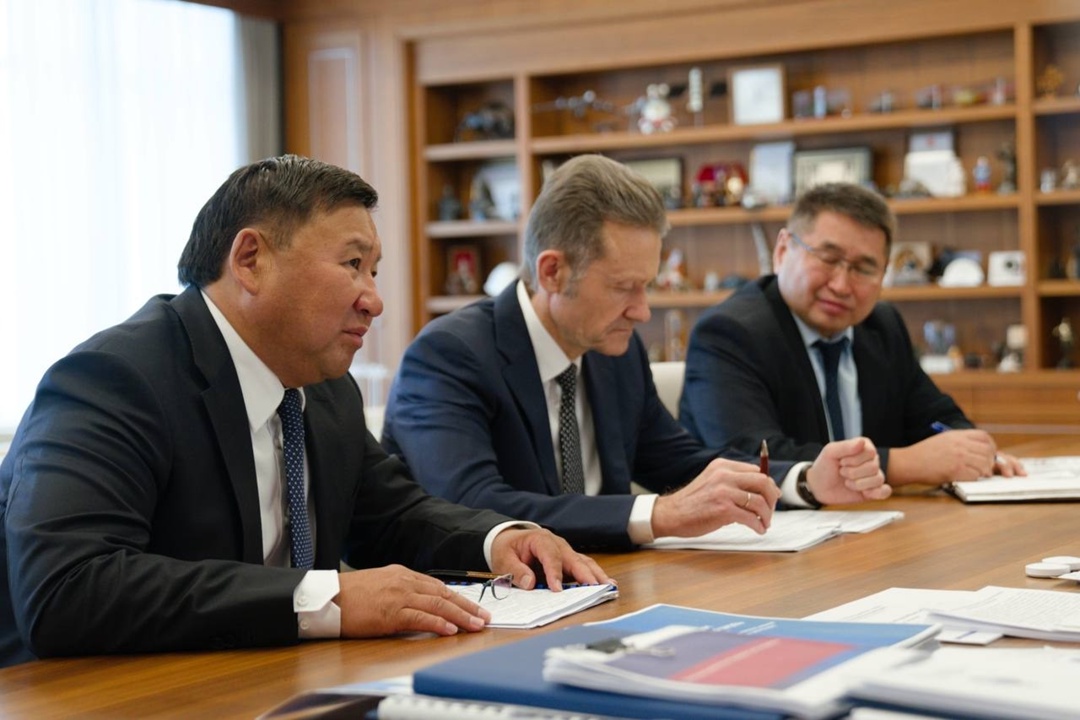 Министр строительства и ЖКХ РФ Ирек Файзуллин провел рабочую встречу с Главой Республики Тыва Владиславом Ховалыгом