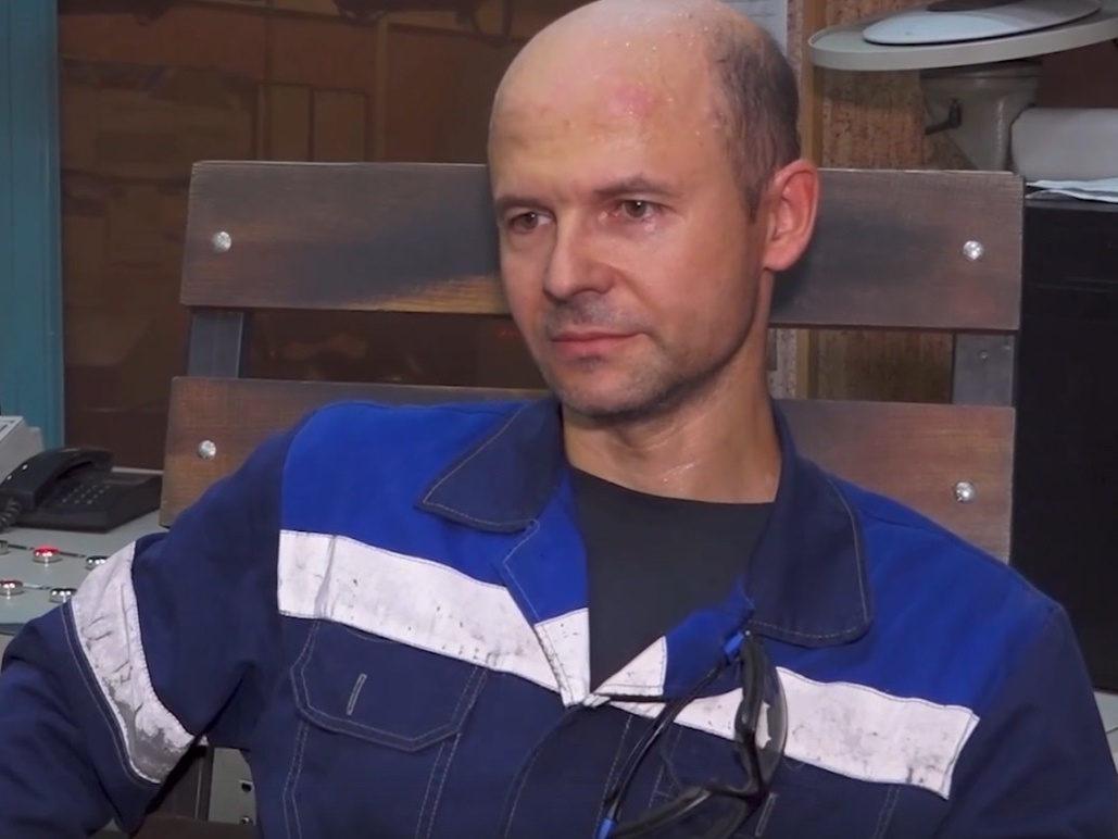 Разливщик стали кислородно-конвертерного цеха ММК Владимир Юровский уже 23 года отвечает за стабильную работу третьей машины непрерывного литья заготовок.