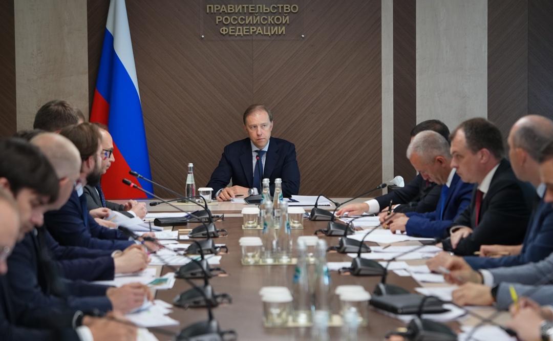 Денис Мантуров провел совещание по развитию отрасли строительных материалов