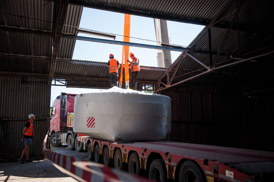 АО «Росатом Возобновляемая энергия» (входит в госкорпорацию «Росатом») доставило первую партию оборудования — гондолы, ступицы, генераторы и башни — для…