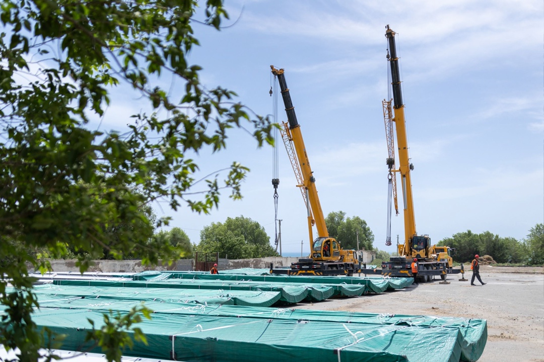 АО «Росатом Возобновляемая энергия» (входит в госкорпорацию «Росатом») доставило первую партию оборудования — гондолы, ступицы, генераторы и башни — для…
