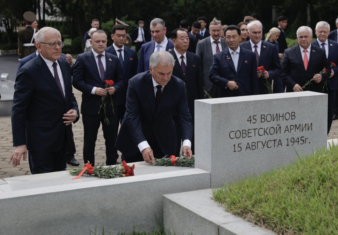 Председатель Государственной Думы Вячеслав Володин и депутаты в Пхеньяне отдали дань уважения подвигу советских воинов, сражавшихся за освобождение Кореи от…