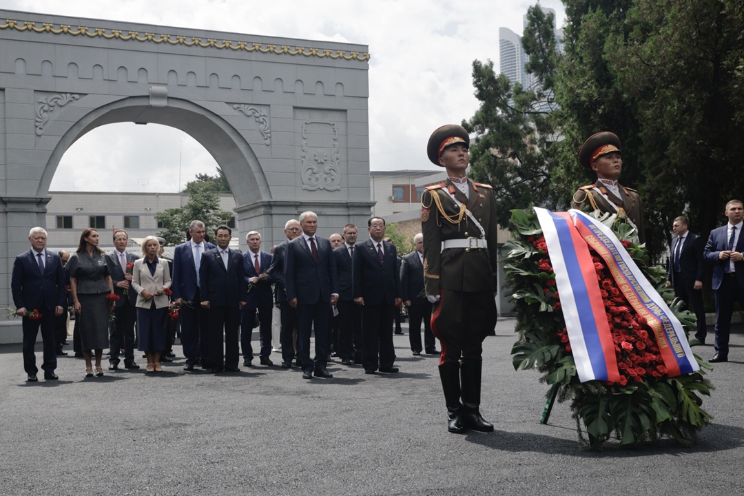 Председатель Государственной Думы Вячеслав Володин и депутаты в Пхеньяне отдали дань уважения подвигу советских воинов, сражавшихся за освобождение Кореи от…