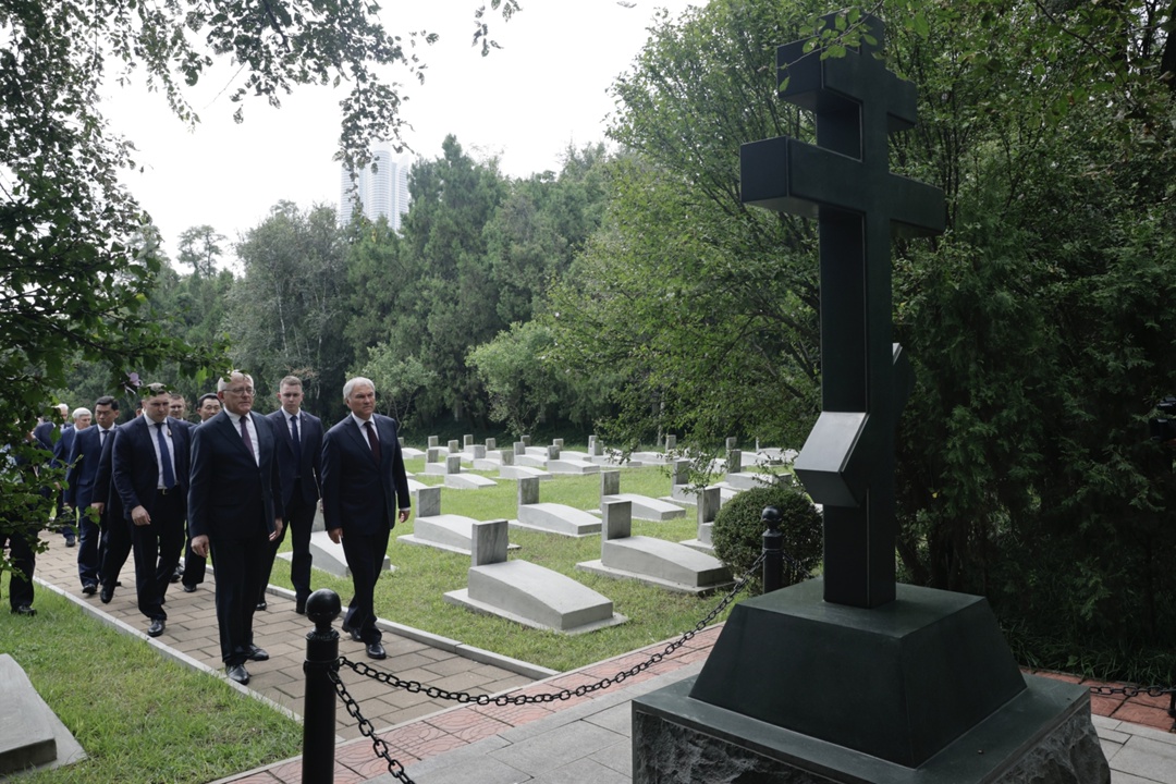 Председатель Государственной Думы Вячеслав Володин и депутаты в Пхеньяне отдали дань уважения подвигу советских воинов, сражавшихся за освобождение Кореи от…