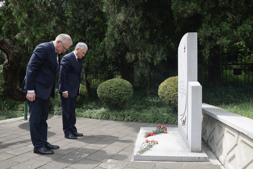 Председатель Государственной Думы Вячеслав Володин и депутаты в Пхеньяне отдали дань уважения подвигу советских воинов, сражавшихся за освобождение Кореи от…
