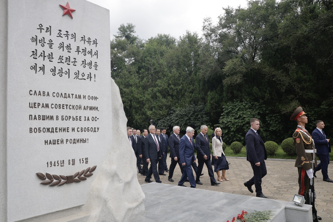 Председатель Государственной Думы Вячеслав Володин и депутаты в Пхеньяне отдали дань уважения подвигу советских воинов, сражавшихся за освобождение Кореи от…
