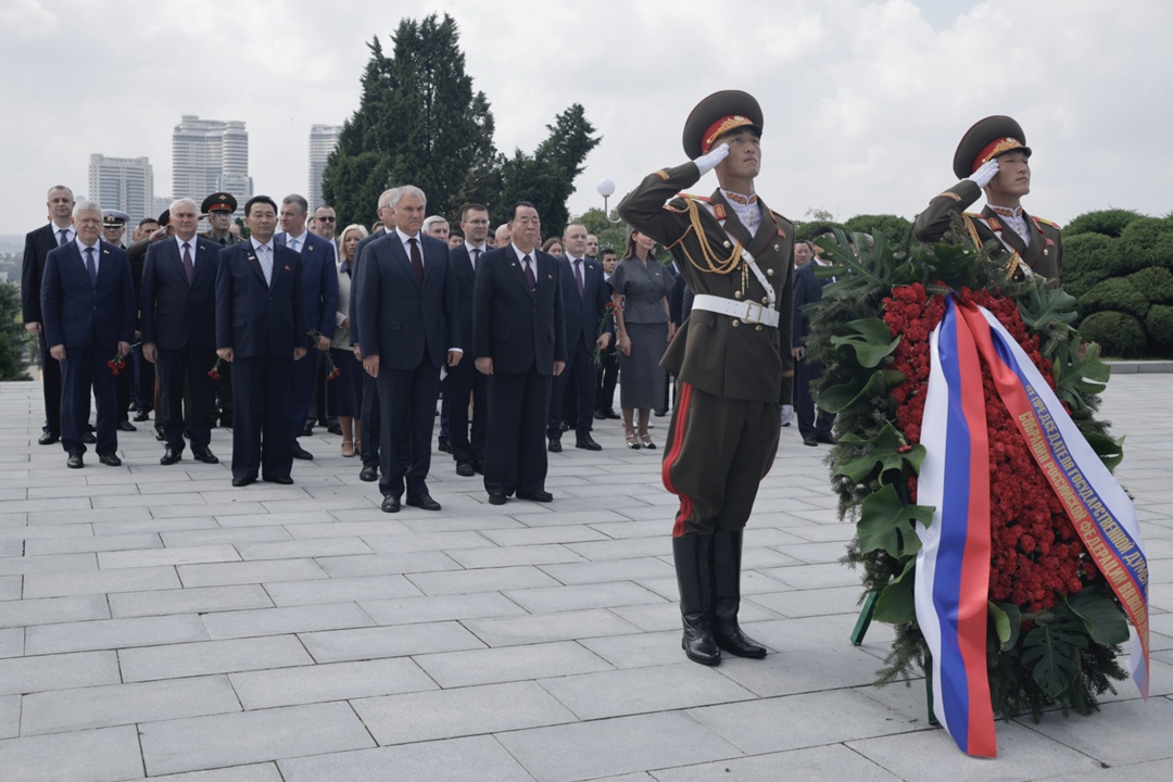 Председатель Государственной Думы Вячеслав Володин и депутаты в Пхеньяне отдали дань уважения подвигу советских воинов, сражавшихся за освобождение Кореи от…