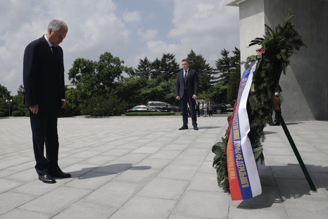 Председатель Государственной Думы Вячеслав Володин и депутаты в Пхеньяне отдали дань уважения подвигу советских воинов, сражавшихся за освобождение Кореи от…