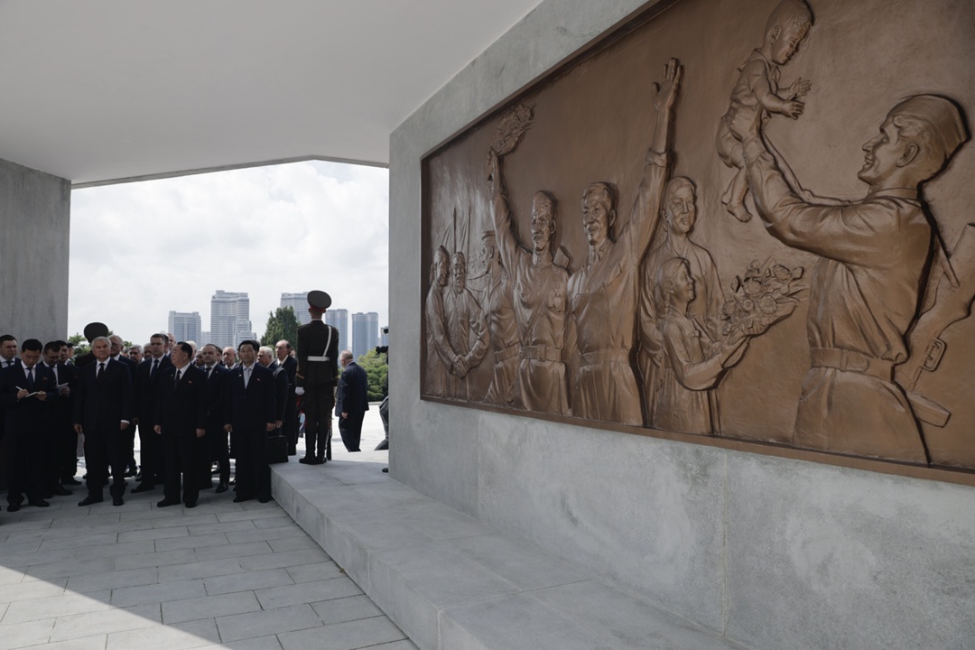 Председатель Государственной Думы Вячеслав Володин и депутаты в Пхеньяне отдали дань уважения подвигу советских воинов, сражавшихся за освобождение Кореи от…