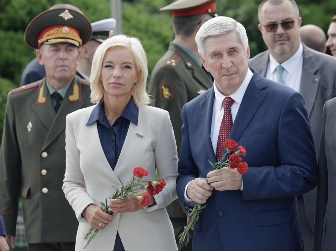 Председатель Государственной Думы Вячеслав Володин и депутаты в Пхеньяне отдали дань уважения подвигу советских воинов, сражавшихся за освобождение Кореи от…