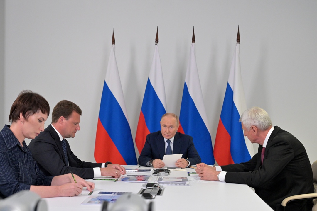 Глава Минвостокразвития Алексей Чекунков доложил Президенту о ходе реализации мастер-планов развития городов Дальнего Востока