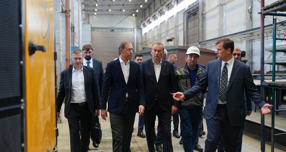 Денис Мантуров совершил рабочую поездку в Ленинградскую область и посетил промышленные предприятия региона