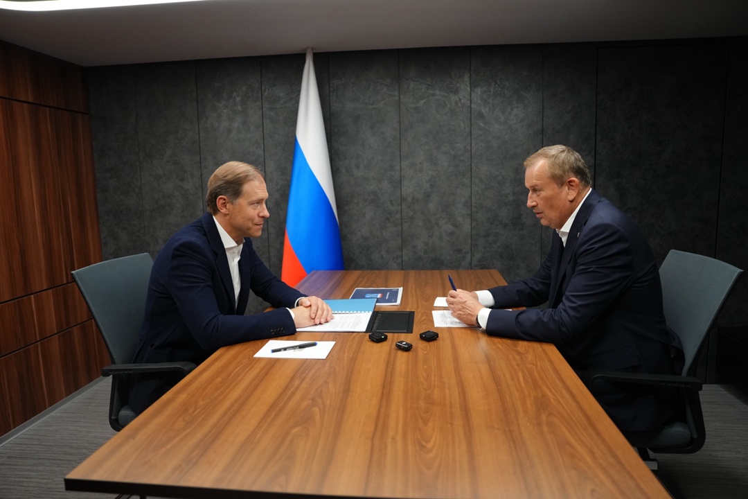 Денис Мантуров совершил рабочую поездку в Ленинградскую область и посетил промышленные предприятия региона