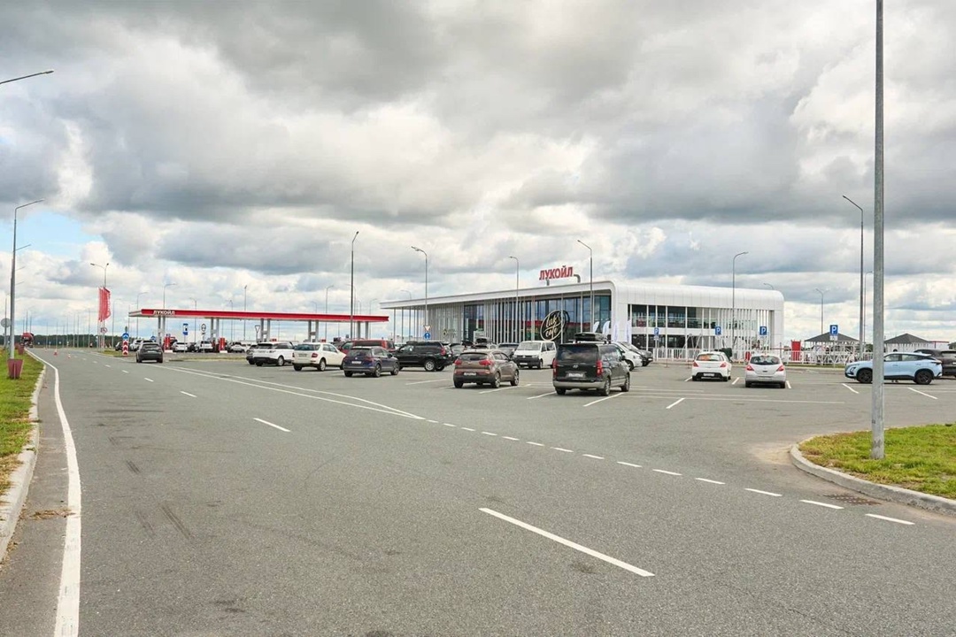 ️ Участники Международного автопробега БРИКС на флагманской АЗС ЛУКОЙЛа на М-12