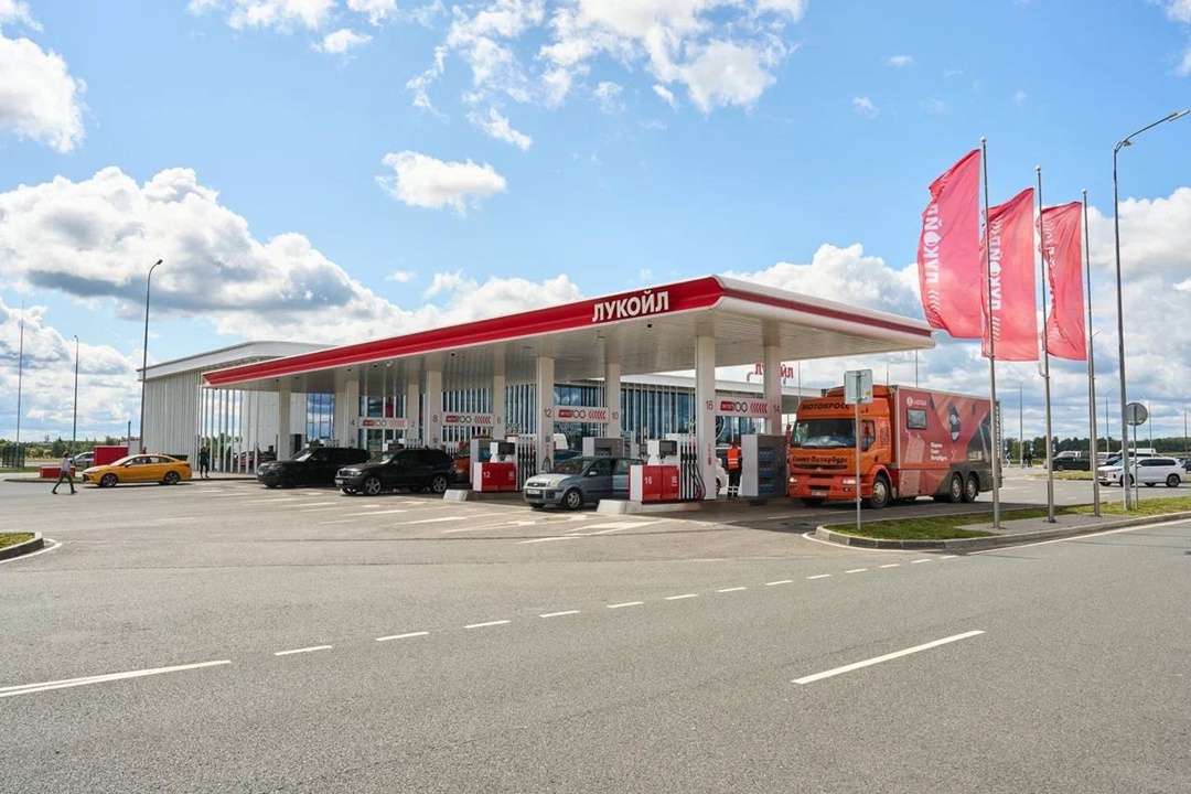 ️ Участники Международного автопробега БРИКС на флагманской АЗС ЛУКОЙЛа на М-12