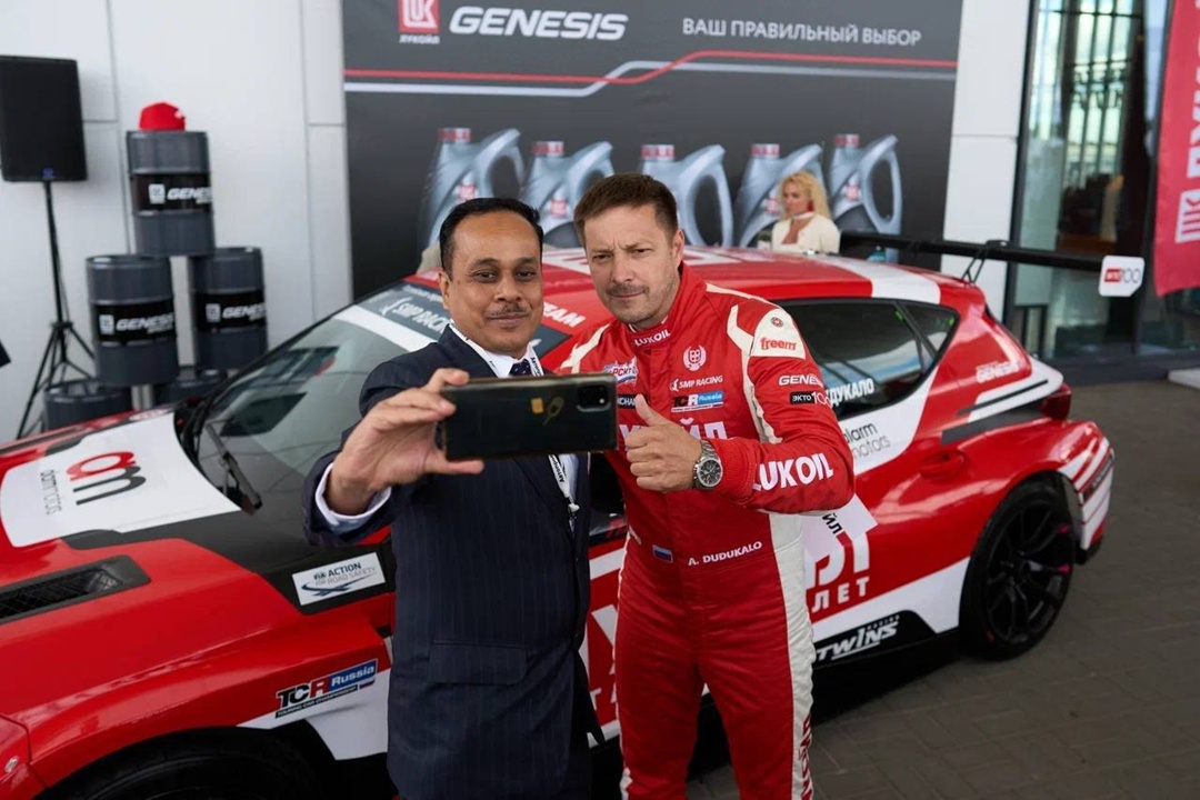 ️ Участники Международного автопробега БРИКС на флагманской АЗС ЛУКОЙЛа на М-12