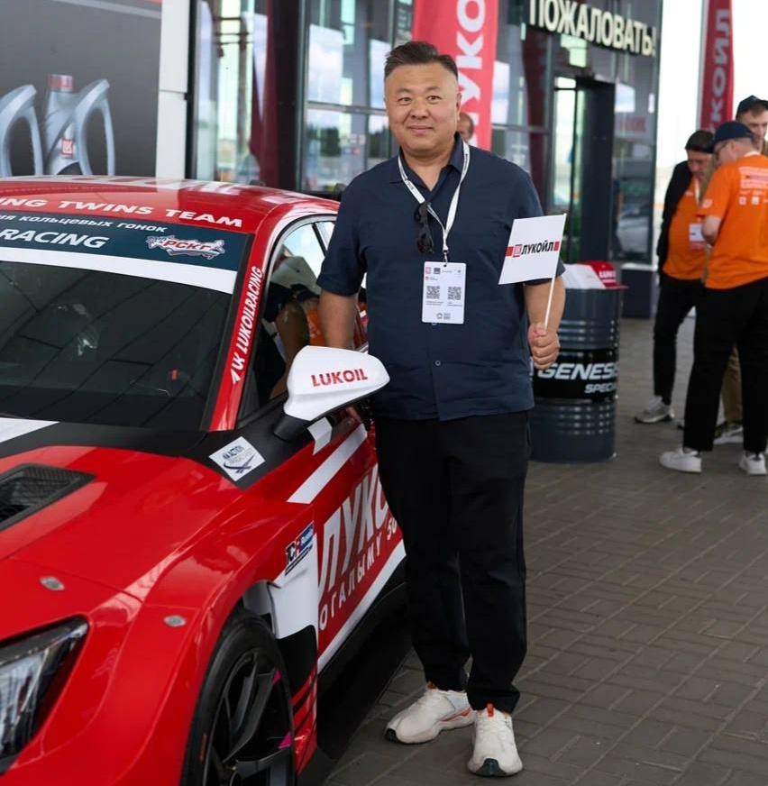 ️ Участники Международного автопробега БРИКС на флагманской АЗС ЛУКОЙЛа на М-12