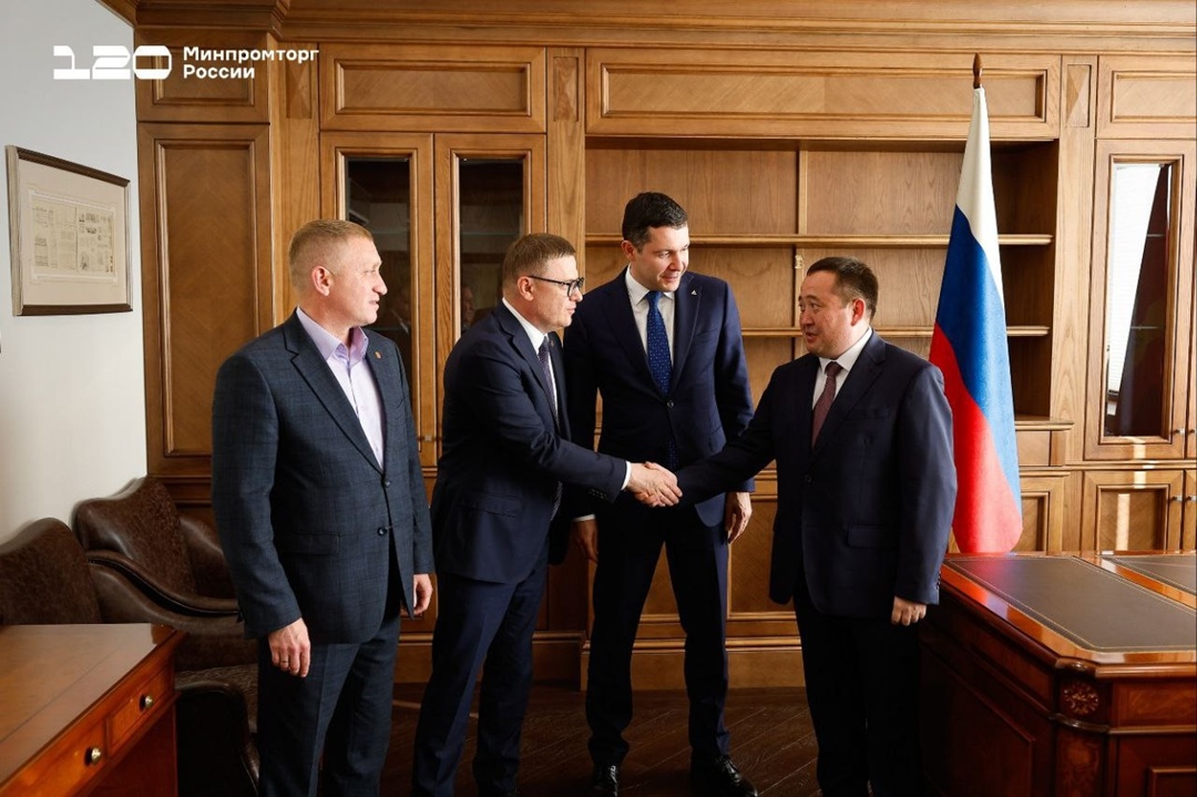 Антон Алиханов и Алексей Текслер провели встречу со своими подопечными — участниками президентской кадровой программы «Время героев»