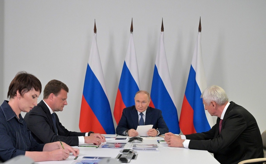 Министр строительства и ЖКХ РФ Ирек Файзуллин принял участие в совещании Президента РФ Владимира Путина по вопросам реализации мастер-плана развития Магадана