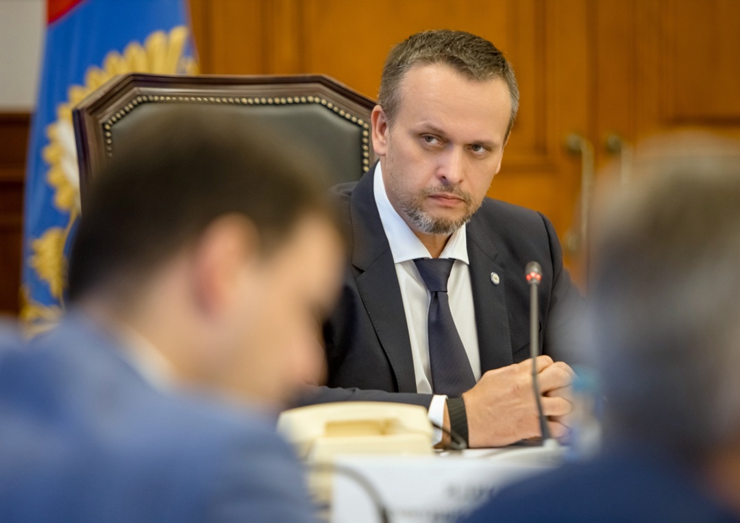 Министр транспорта Андрей Никитин провел заседание комиссии по помощи семьям погибших при крушении самолета Ан-24