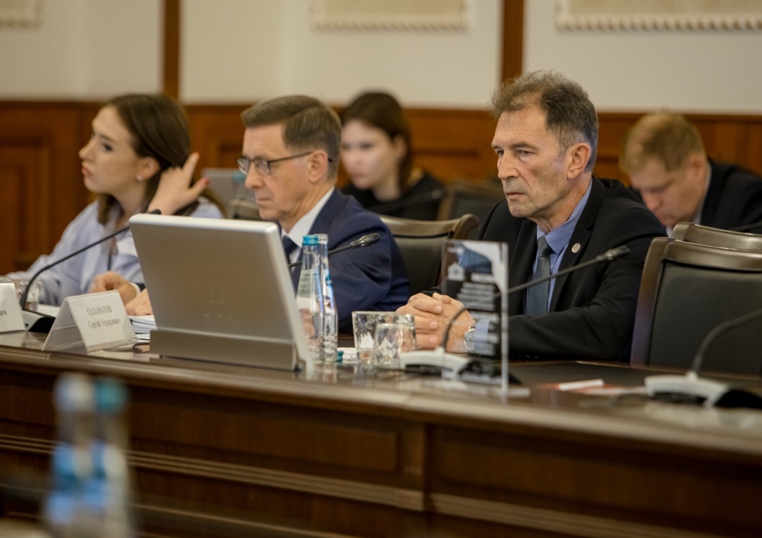 Министр транспорта Андрей Никитин провел заседание комиссии по помощи семьям погибших при крушении самолета Ан-24