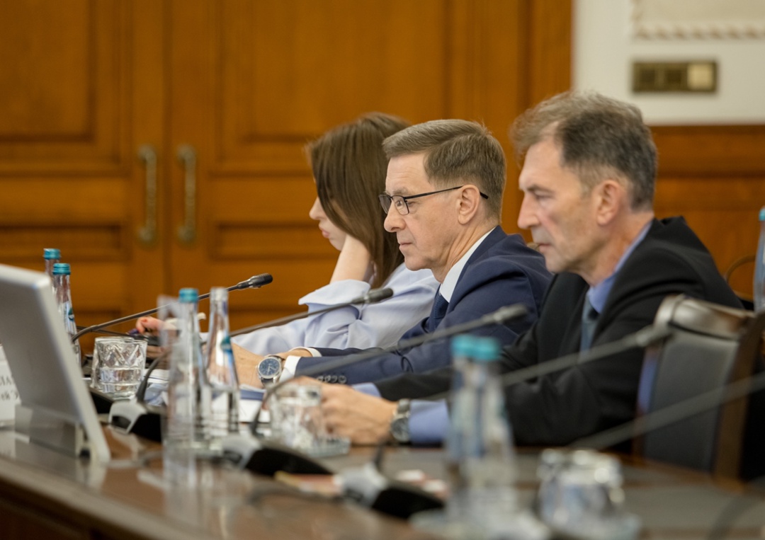 Министр транспорта Андрей Никитин провел заседание комиссии по помощи семьям погибших при крушении самолета Ан-24