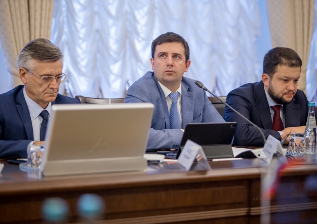 Министр транспорта Андрей Никитин провел заседание комиссии по помощи семьям погибших при крушении самолета Ан-24