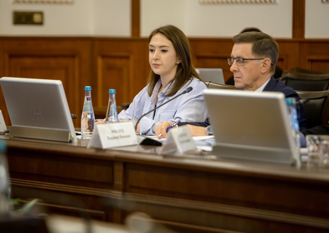 Министр транспорта Андрей Никитин провел заседание комиссии по помощи семьям погибших при крушении самолета Ан-24