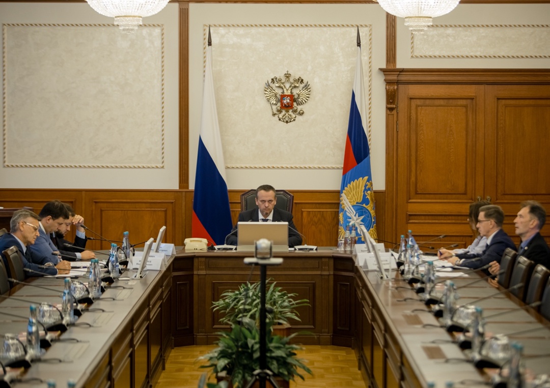 Министр транспорта Андрей Никитин провел заседание комиссии по помощи семьям погибших при крушении самолета Ан-24