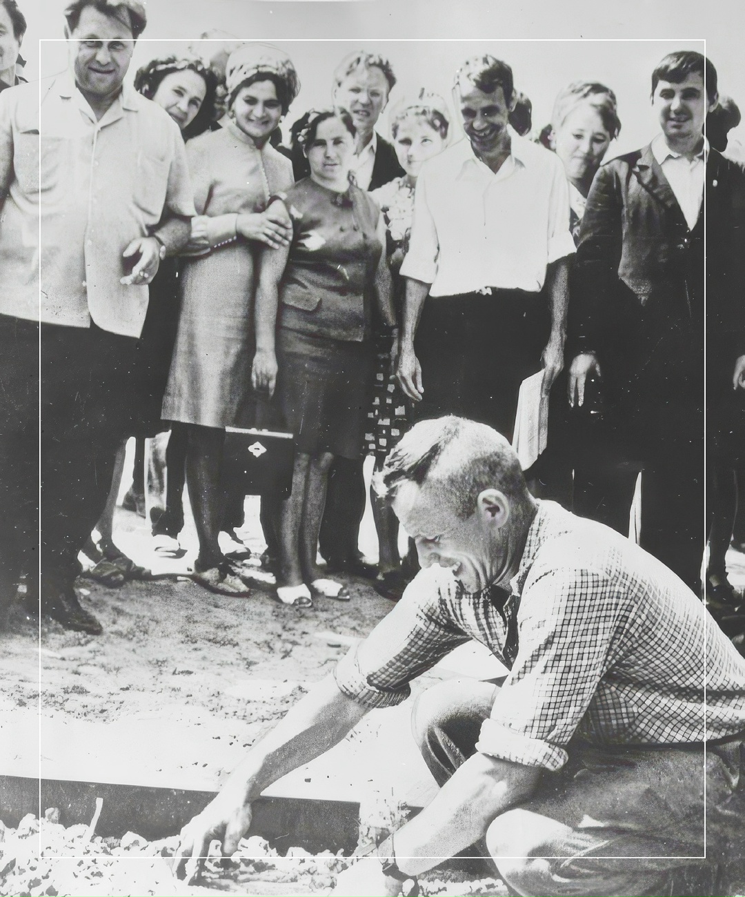 Их архива: торжественный митинг по поводу укладки первого бетона в фундамент корпуса №1 Курской АЭС. Стройматериал доставил лучший водитель Н.А. Еремеев, а…