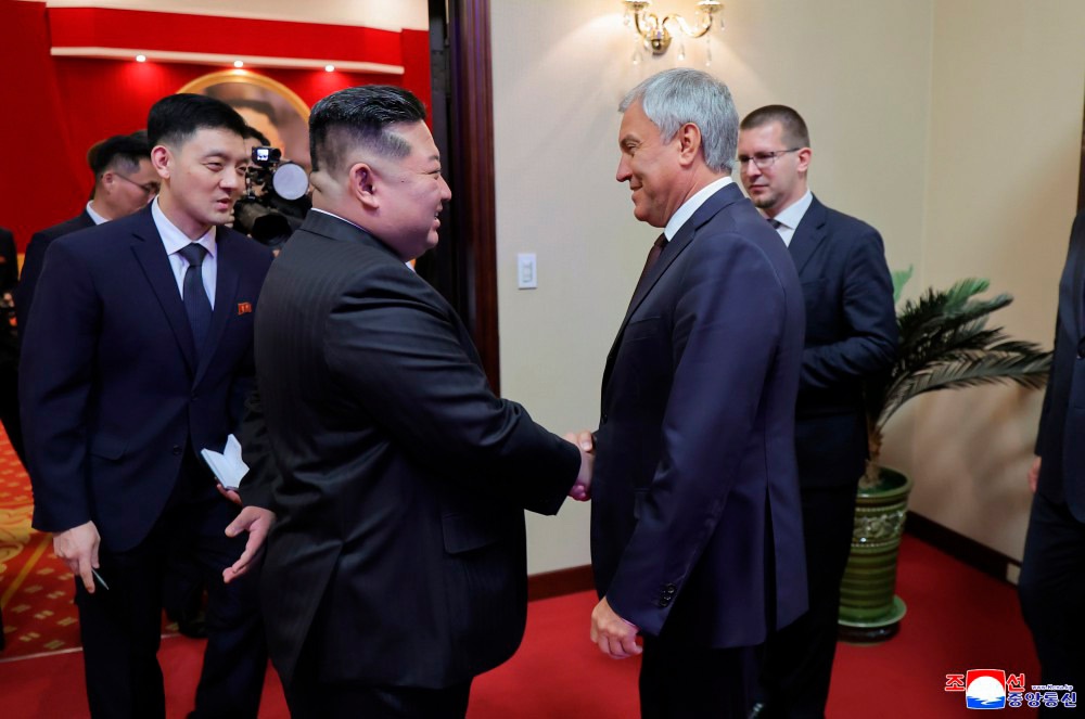 Председатель Государственных дел КНДР Ким Чен Ын выразил признательность российским деятелям искусства за прошедший вчера в Пхеньяне концерт, который «придал…