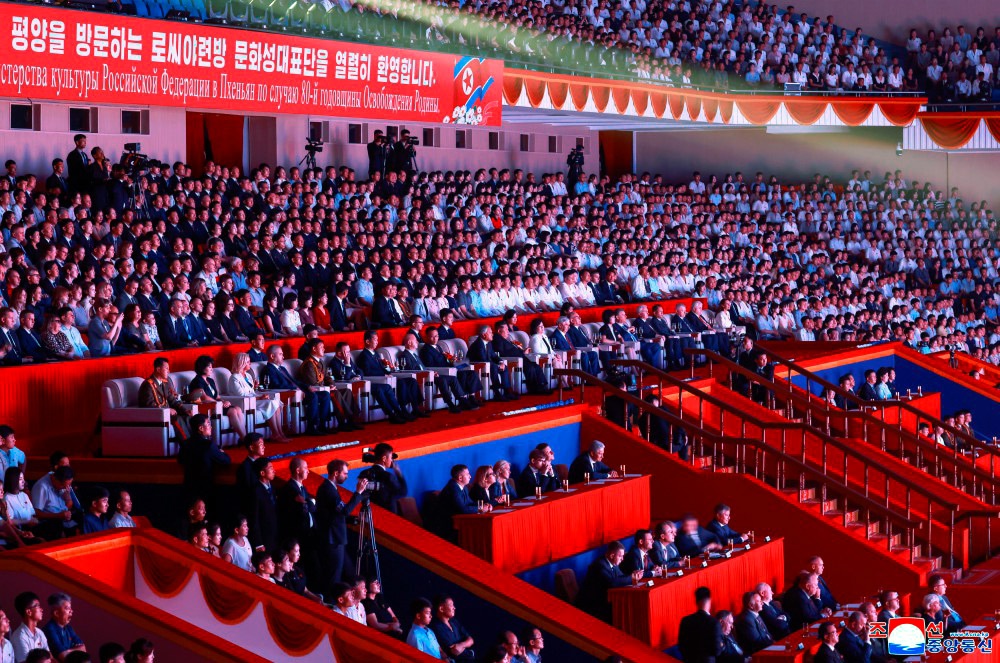 Председатель Государственных дел КНДР Ким Чен Ын выразил признательность российским деятелям искусства за прошедший вчера в Пхеньяне концерт, который «придал…