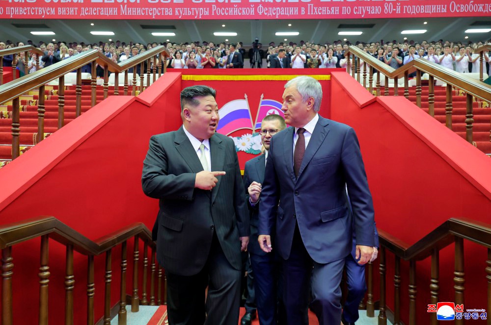 Председатель Государственных дел КНДР Ким Чен Ын выразил признательность российским деятелям искусства за прошедший вчера в Пхеньяне концерт, который «придал…