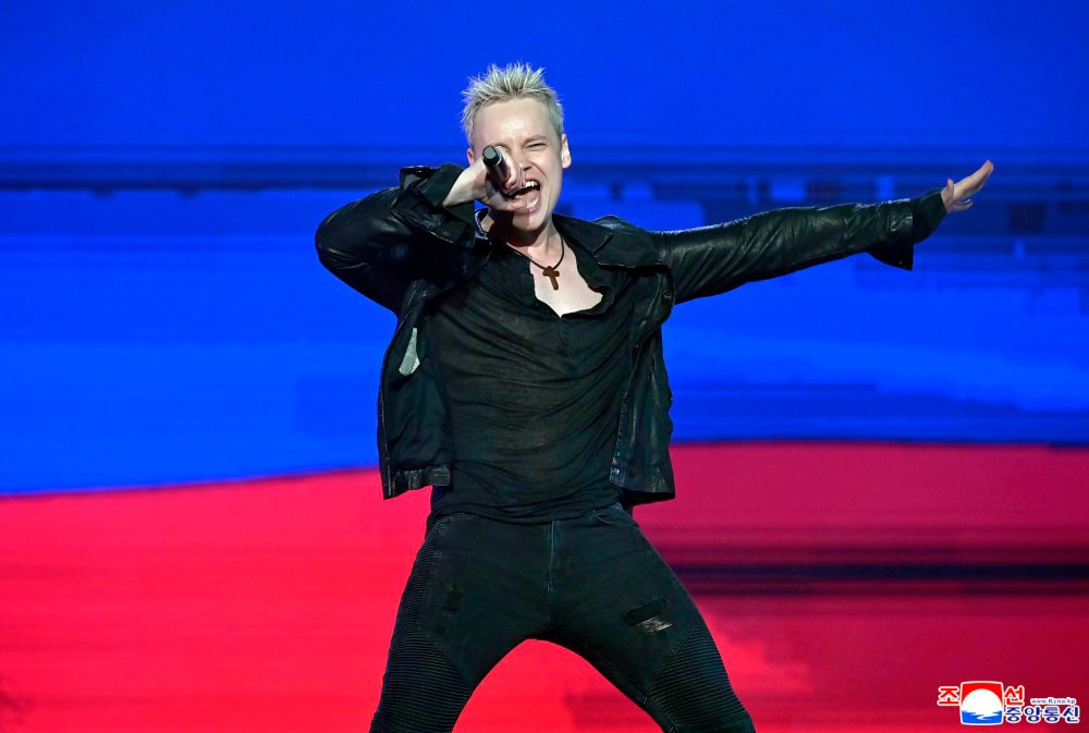 Председатель Государственных дел КНДР Ким Чен Ын выразил признательность российским деятелям искусства за прошедший вчера в Пхеньяне концерт, который «придал…