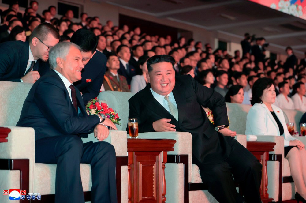 Председатель Государственных дел КНДР Ким Чен Ын выразил признательность российским деятелям искусства за прошедший вчера в Пхеньяне концерт, который «придал…